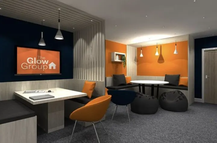 رنگ‌های نارنجی و مشکی فضای دفتر را هیجان انگیز می‌کند